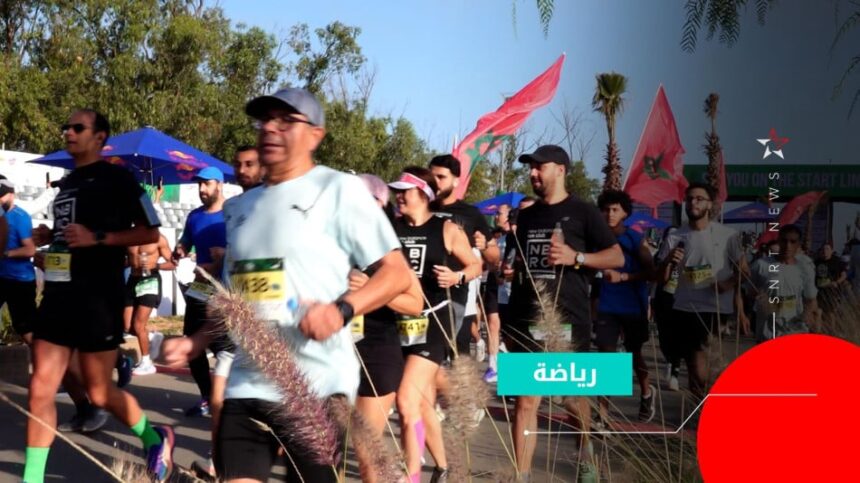مجموعة من العدائين يستعدون لبدء السباق الدولي ببوسكورة