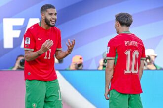 اللاعبان المغربيان براهيم دياز وإسماعيل صيباري في ملعب كرة القدم