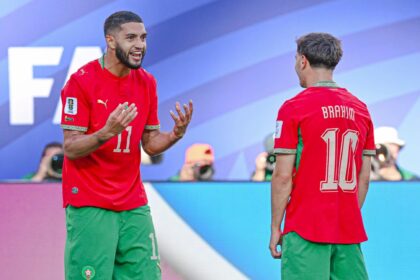 اللاعبان المغربيان براهيم دياز وإسماعيل صيباري في ملعب كرة القدم