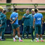 لاعب كرة قدم برازيلي يرتدي قميصًا أصفر ويحمل حقيبة