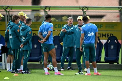 لاعب كرة قدم برازيلي يرتدي قميصًا أصفر ويحمل حقيبة