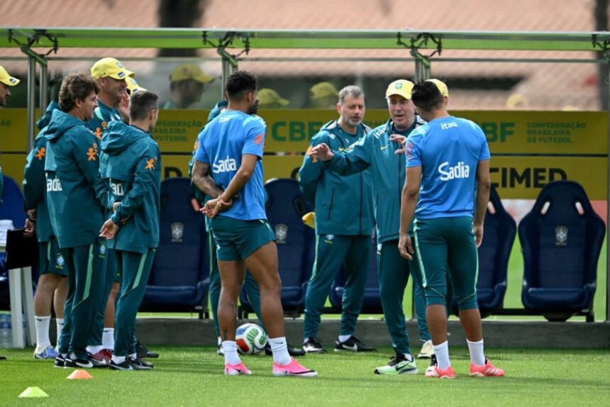 لاعب كرة قدم برازيلي يرتدي قميصًا أصفر ويحمل حقيبة