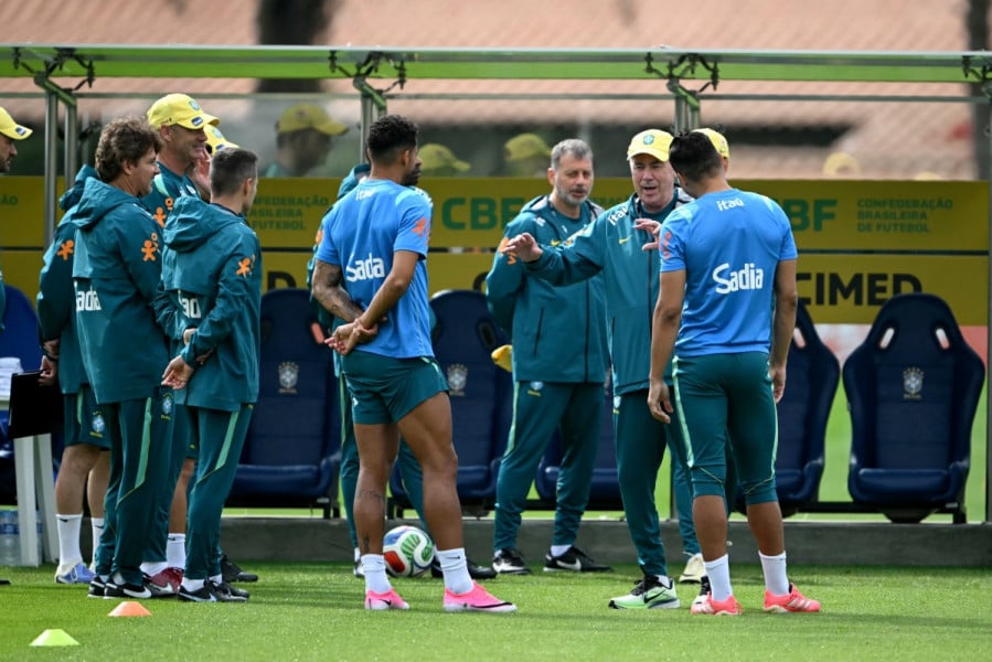 لاعب كرة قدم برازيلي يرتدي قميصًا أصفر ويحمل حقيبة