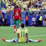 لاعب برازيلي يرتدي القميص رقم 14 في مباراة كرة قدم.
