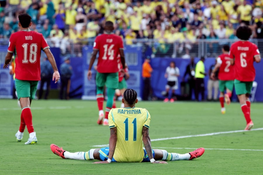 لاعب برازيلي يرتدي القميص رقم 14 في مباراة كرة قدم.