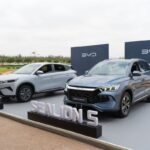 شعار BYD خلف سيارتين كهربائيتين