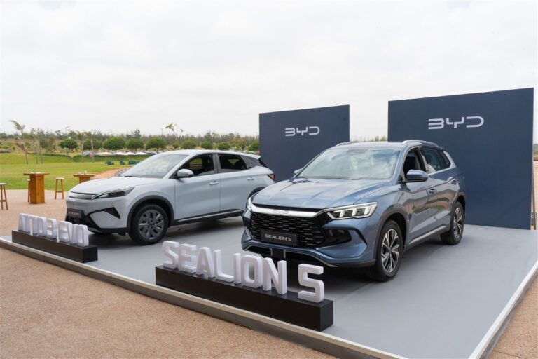 شعار BYD خلف سيارتين كهربائيتين