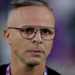 المدرب محمد وهبي يشرف على تدريبات المنتخب المغربي لكرة القدم