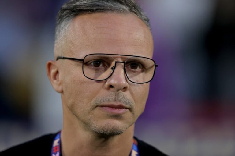 المدرب محمد وهبي يشرف على تدريبات المنتخب المغربي لكرة القدم