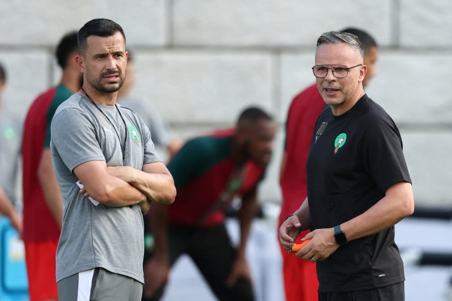 الناخب الوطني واللاعب في نقاش جانبي قبل المباراة