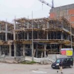 ورش بناء حديث يطل على حي سكني جديد بالمغرب