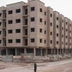 شخص ينظر إلى مواقع البناء والعمران.