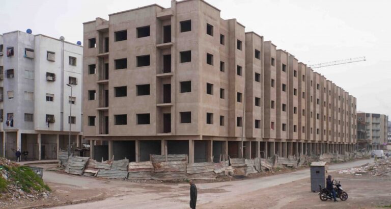 شخص ينظر إلى مواقع البناء والعمران.