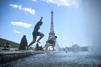زوجان بالقرب من نافورة برج إيفل في باريس