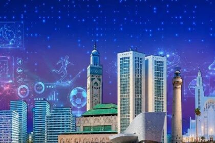 مشهد ليلي لمدينة رقمية مستقبلية تعج بالأضواء