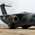 طائرة نقل عسكرية برازيلية من طراز KC-390 على مدرج.