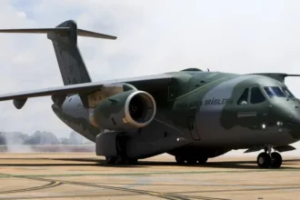 طائرة نقل عسكرية برازيلية من طراز KC-390 على مدرج.