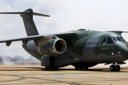 طائرة نقل عسكرية برازيلية من طراز KC-390 على مدرج.