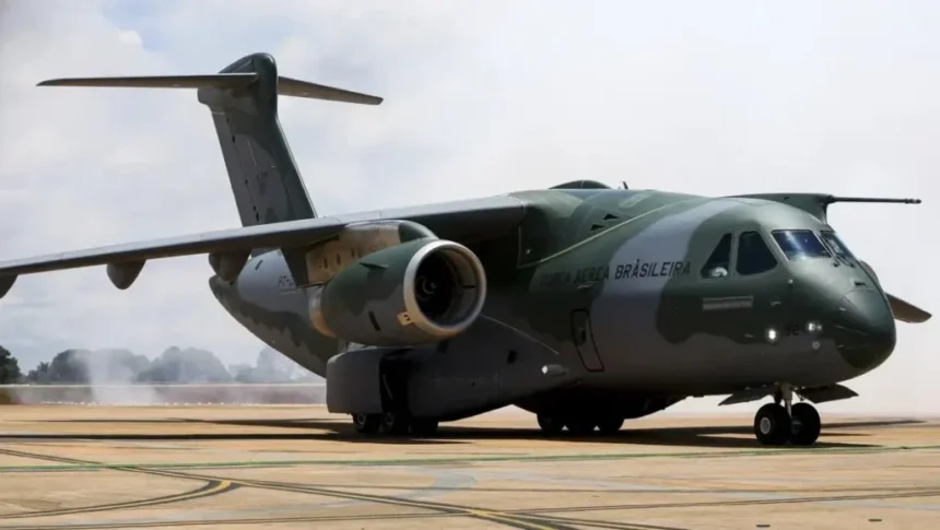 طائرة نقل عسكرية برازيلية من طراز KC-390 على مدرج.