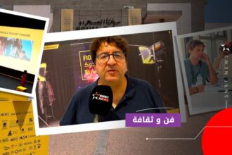 مشهد مسرحي مع نصوص وشروحات