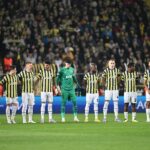 لاعبو كرة قدم يرتدون زيًا نظيفًا في الملعب