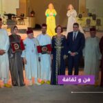 امرأة تحمل صورة في حفل مهرجان فاس
