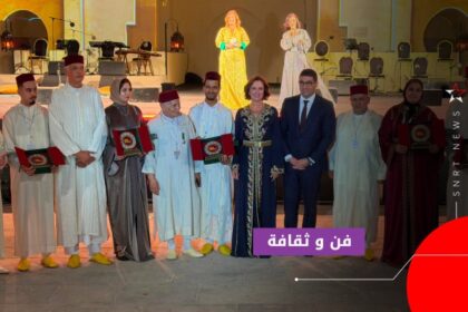 امرأة تحمل صورة في حفل مهرجان فاس