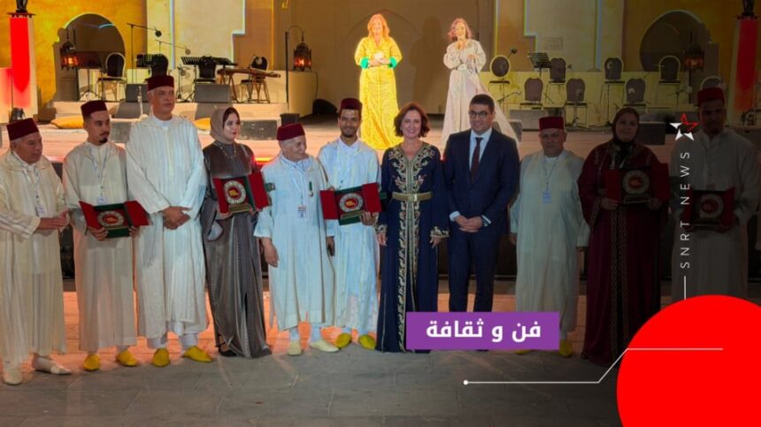 امرأة تحمل صورة في حفل مهرجان فاس