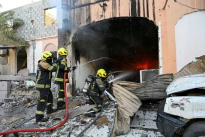 رجال إطفاء وسحب دخان من مبنى