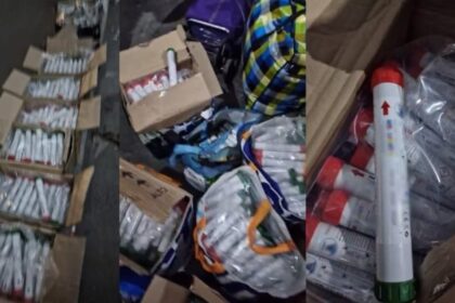 علب كرتونية متعددة الأحجام مليئة بالمفرقعات.