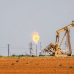 حفار نفط يشتعل في البحر