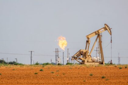 حفار نفط يشتعل في البحر