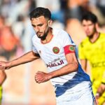 مشجع لكرة القدم يحمل شعار الاتحاد السعودي لكرة القدم