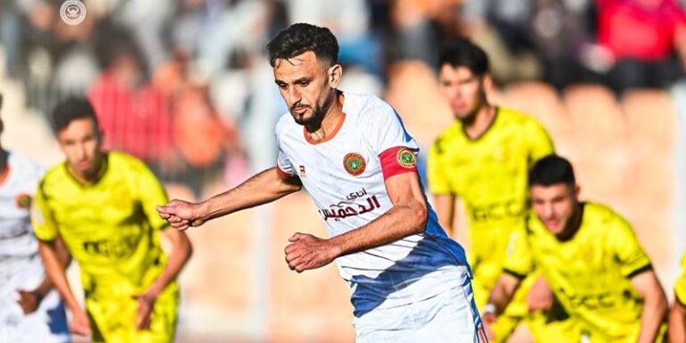 مشجع لكرة القدم يحمل شعار الاتحاد السعودي لكرة القدم