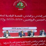اجتماع على مكاتب مع خلفية حمراء