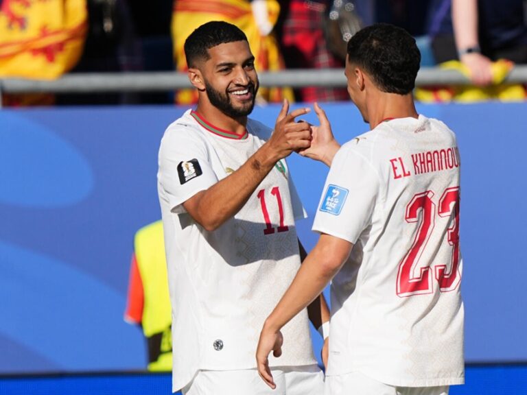 لاعبي كرة القدم يتصافحان قبل المباراة في كأس العالم