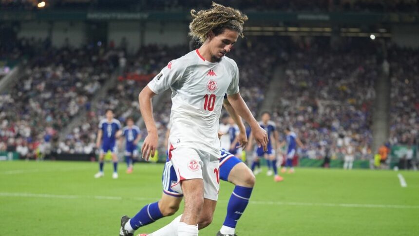 لاعب كرة قدم بالزي الأحمر رقم 10 في الملعب