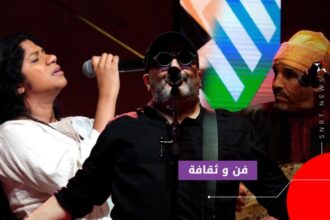 فنانون يعزفون الموسيقى على المسرح خلال مهرجان كناوة.