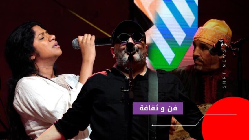 فنانون يعزفون الموسيقى على المسرح خلال مهرجان كناوة.