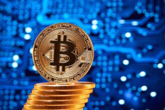 عملة بتكوين ذهبية مع شعار B