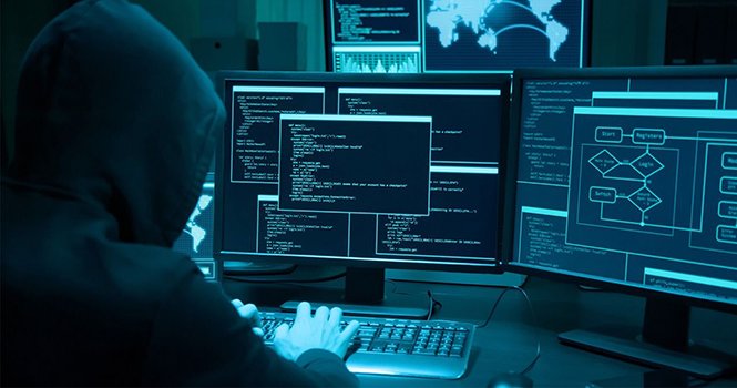 شخص ما يبرمج على لوحة مفاتيح أمام شاشات متعددة