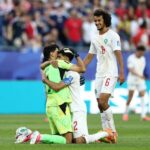 احتفال لاعبي المنتخب المغربي حكيمي وبونو بعد الفوز