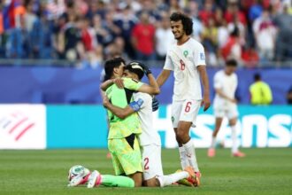 احتفال لاعبي المنتخب المغربي حكيمي وبونو بعد الفوز