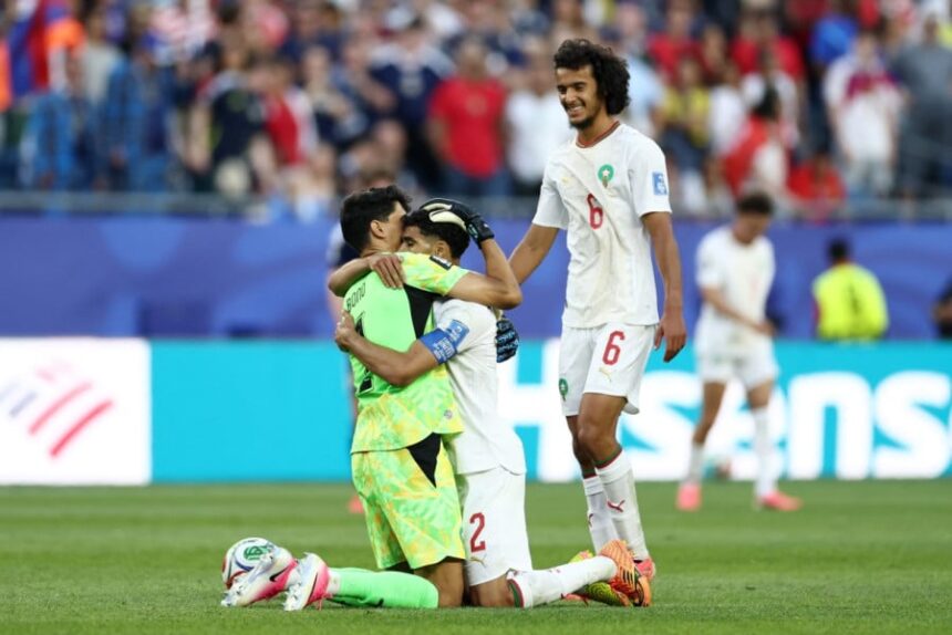 احتفال لاعبي المنتخب المغربي حكيمي وبونو بعد الفوز