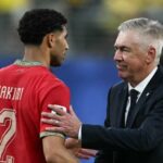 اللاعب المغربي حكيمي على أرضية الملعب يتلقى التحية.
