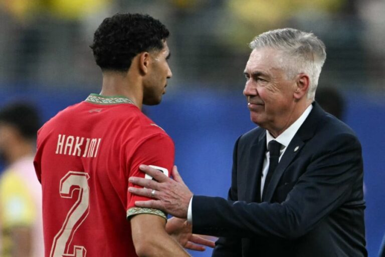اللاعب المغربي حكيمي على أرضية الملعب يتلقى التحية.