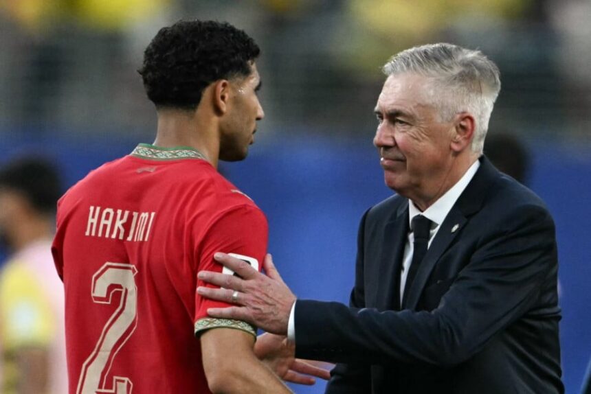 اللاعب المغربي حكيمي على أرضية الملعب يتلقى التحية.