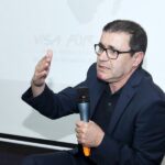 إبراهيم المزند يتحدث إلى الجمهور في مناسبة ثقافية.