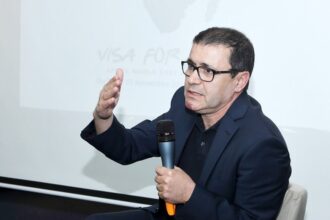 إبراهيم المزند يتحدث إلى الجمهور في مناسبة ثقافية.