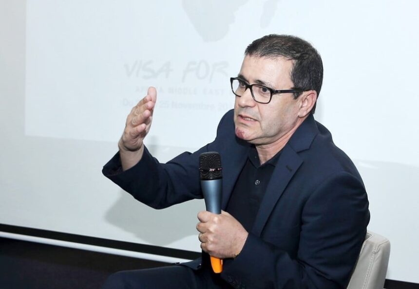 إبراهيم المزند يتحدث إلى ميكروفون في مناسبة ثقافية